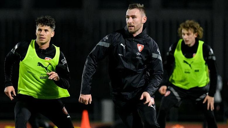 Polská pohádka! Postup do ligy, stříbro, pohárový triumf, reprezentace. Teď český záložník útočí na titul