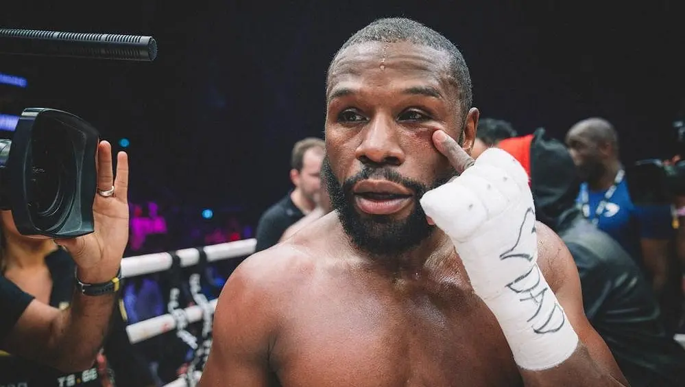 Millioner av moro i ringen.  Mayweather ble vill igjen, en YouTuber falt på slagene hans
