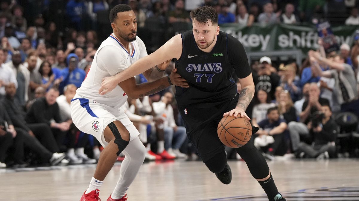Dallas v NBA vyřadil Clippers, Clevelandu nestačilo 50 Mitchellových bodů