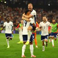Harry Kane slaví postup v náručí střelce rozhodující branky Ollieho Watkinse 