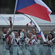Detailní záběr na loď s českou olympijskou výpravou, vlajku drží judista Lukáš Krpálek