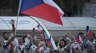 Čeští olympionici se představili světu, vlajku nesli Krpálek s Horáčkovou. Slavnostní zahájení OH pokračuje