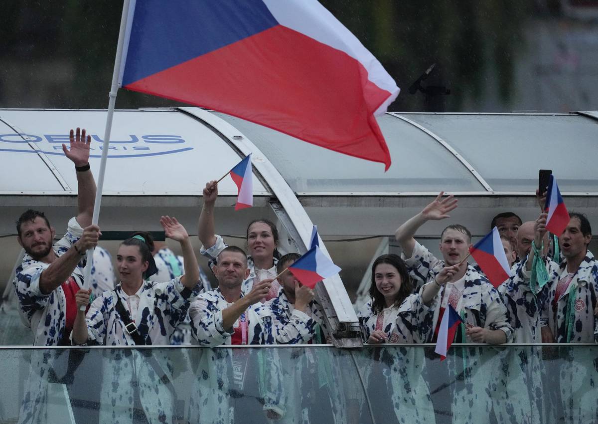 Detailní záběr na loď s českou olympijskou výpravou, vlajku drží judista Lukáš Krpálek