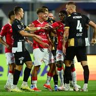 Utkání 6. kola první ligy: FK Pardubice - FC Hradec Králové. Strkanice mezi hráči.