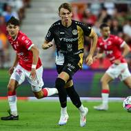 Utkání 6. kola první fotbalové ligy: FK Pardubice - FC Hradec Králové. Hostující Petr Juliš (uprostřed).