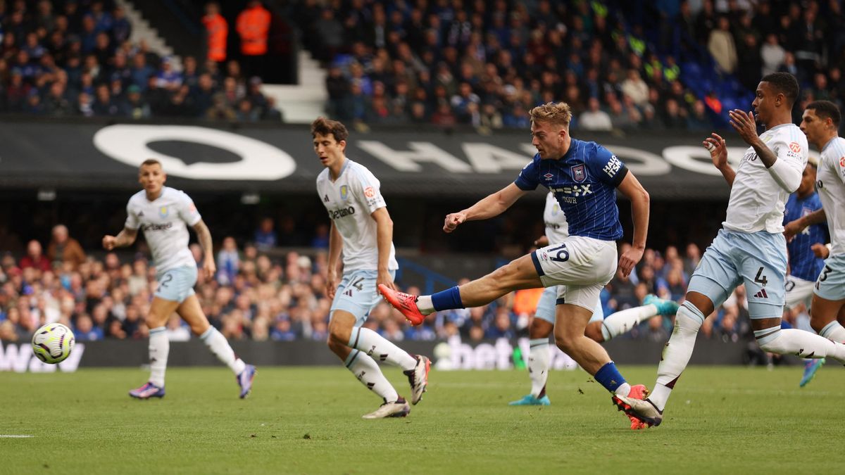 Aston Villa remizovala v Ipswichi a na první Liverpool ztrácí dva body