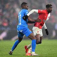 Gigli Ndefe z Baníku Ostrava (vlevo) v souboji s Peterem Olayinkou ze Slavie.