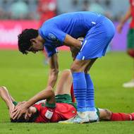 Marocký gólman Yassine Bounou zjišťuje během utkání o 3. místo na MS, jak je na tom jeho zraněný spoluhráč Achraf Dari.