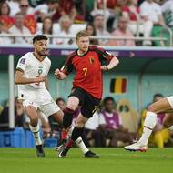 Belgičan Kevin De Bruyne (uprostřed) v době nahrávky přes obránce.