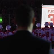 Slavnostní ceremoniál vyvěšování dresu na počest Petra Sýkory.