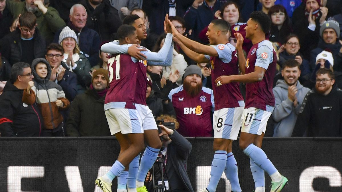 Aston Villa porazila Nottingham a upevnila si čtvrtou příčku, United padli doma s Fulhamem