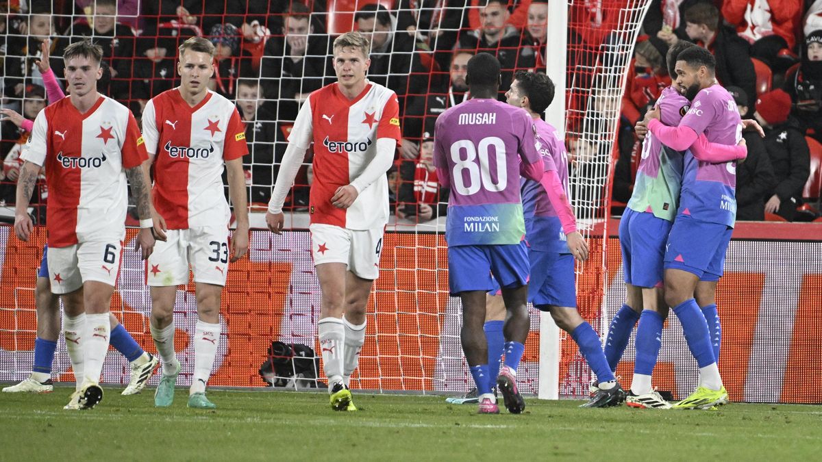 Slavia znovu o deseti, postup byl snadný. Italský tisk Milánu nepřeje Liverpool