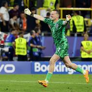 Gólman Anglie Jordan Pickford slaví postup do finále