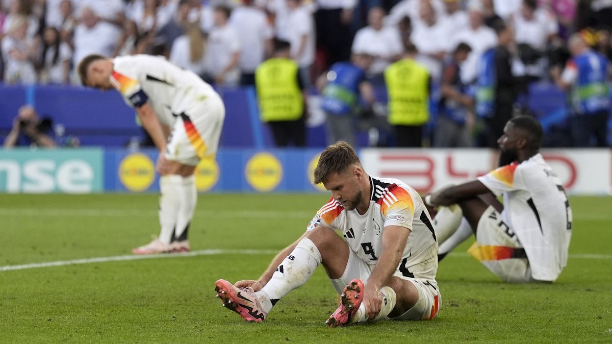 Němci těžko koušou vyřazení z Eura. Jasná ruka, měla být penalta, zlobí se