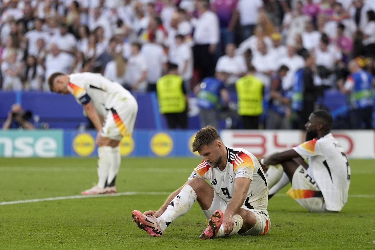 Smutek německých fotbalistů po vyřazení ve čtvrtfinále Eura