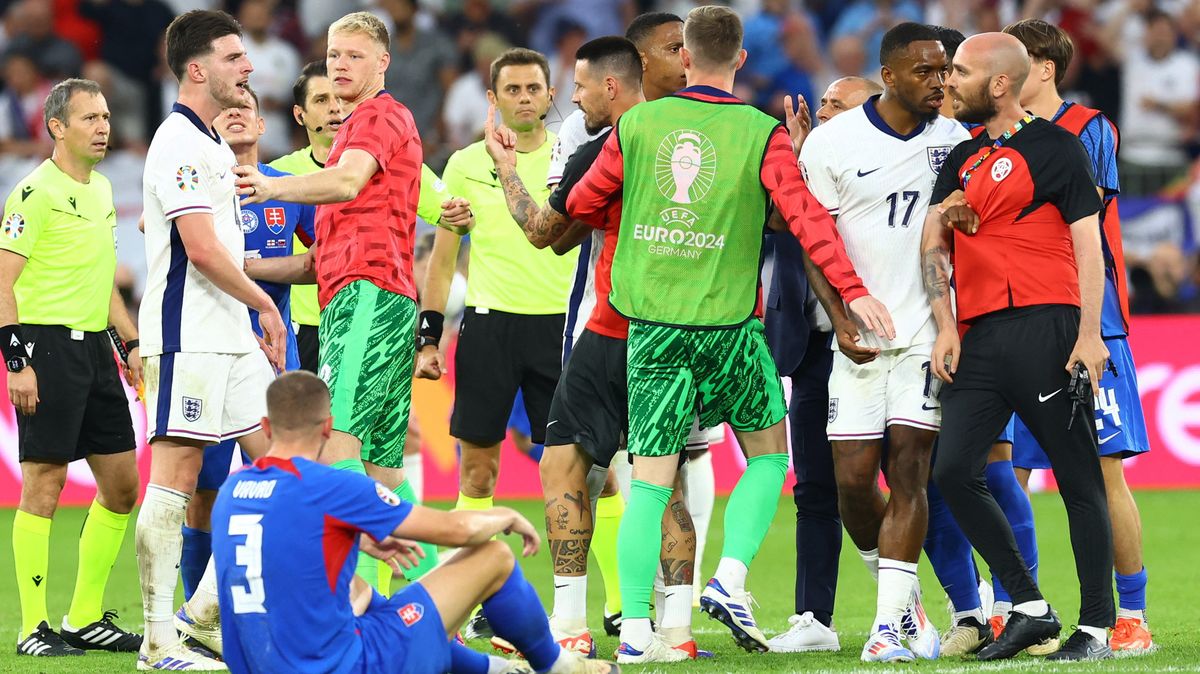 Nadávky a kontroverzní oslava. Závěr zápasu Angličanů a Slováků přinesl emoce