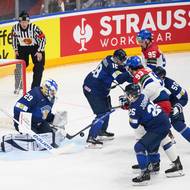 Dramatická situace před Švédskou brankou, brankář Harri Sateri v první třetině finský tým podržel a gól nepadl.