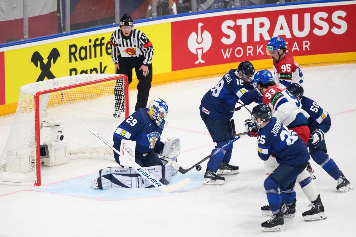 Dramatická situace před Švédskou brankou, brankář Harri Sateri v první třetině finský tým podržel a gól nepadl.