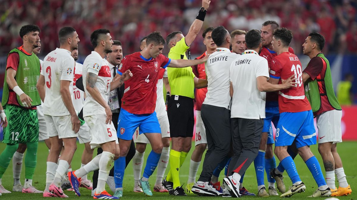 Český vztek, turecké provokace i trapnost. Sudímu se duel zvrhl, mlelo se to i v hledišti