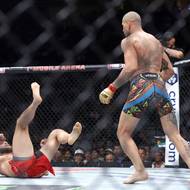 Alex Pereira tvrdým hitem poslal na konci prvního kola Jiřího Procházku k zemi na UFC 303