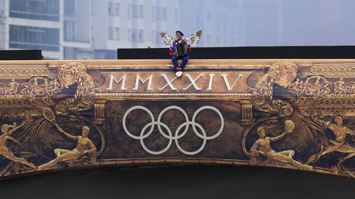 Kontroverzní scény, drag queens a uražení křesťané. Zahájení olympiády budí emoce