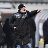 Trenér Plzně Michal Bílek uděluje pokyny svým svěřencům v utkání s Hradcem.