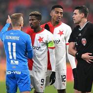 Nemanja Kuzmanovič z Baníku (vlevo) v ostré slovní výměně s Peterem Olayinkou ze Slavie. Situaci se snaží rozhodčímu Tomáši Batíkovi vysvětlit i Eduardo Santos.