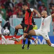 Eden Hazard se pokouší nahrávat spoluhráči v duelu proti Maroku.