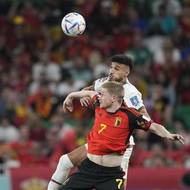 Vzdušný souboj mezi Belgičanem Kevinem De Bruynem a Maročanem Noussairem Mazraouim.