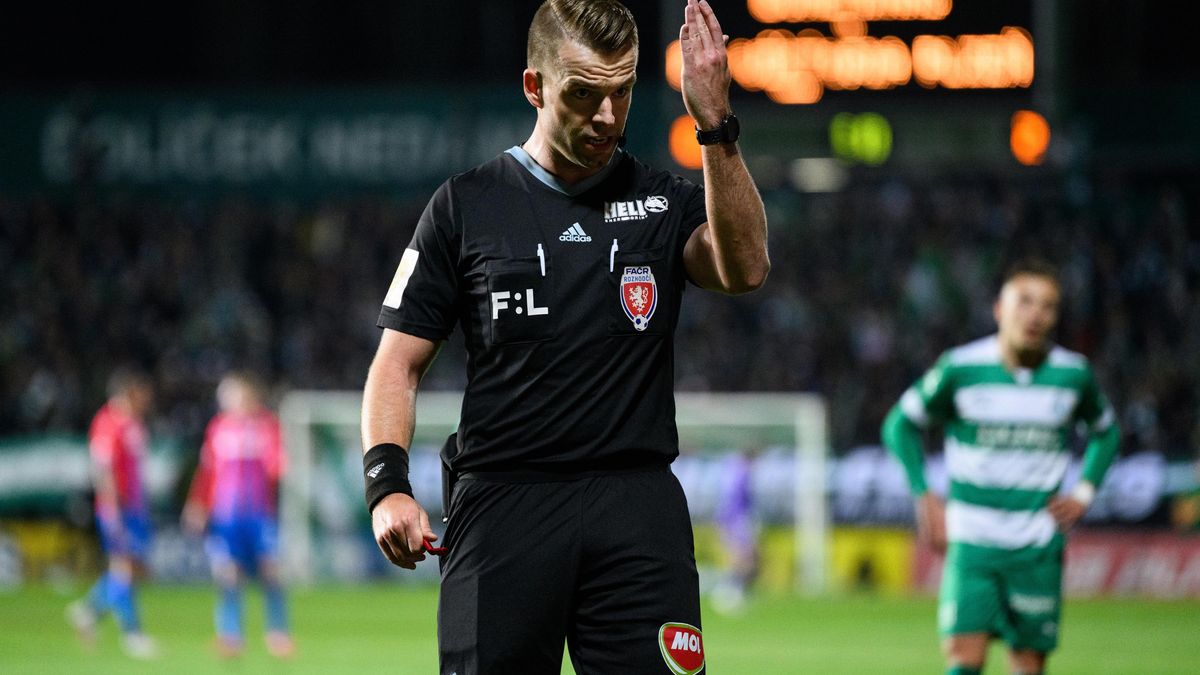 Volný metr na největší scéně. Pohárové derby bude pískat Rouček
