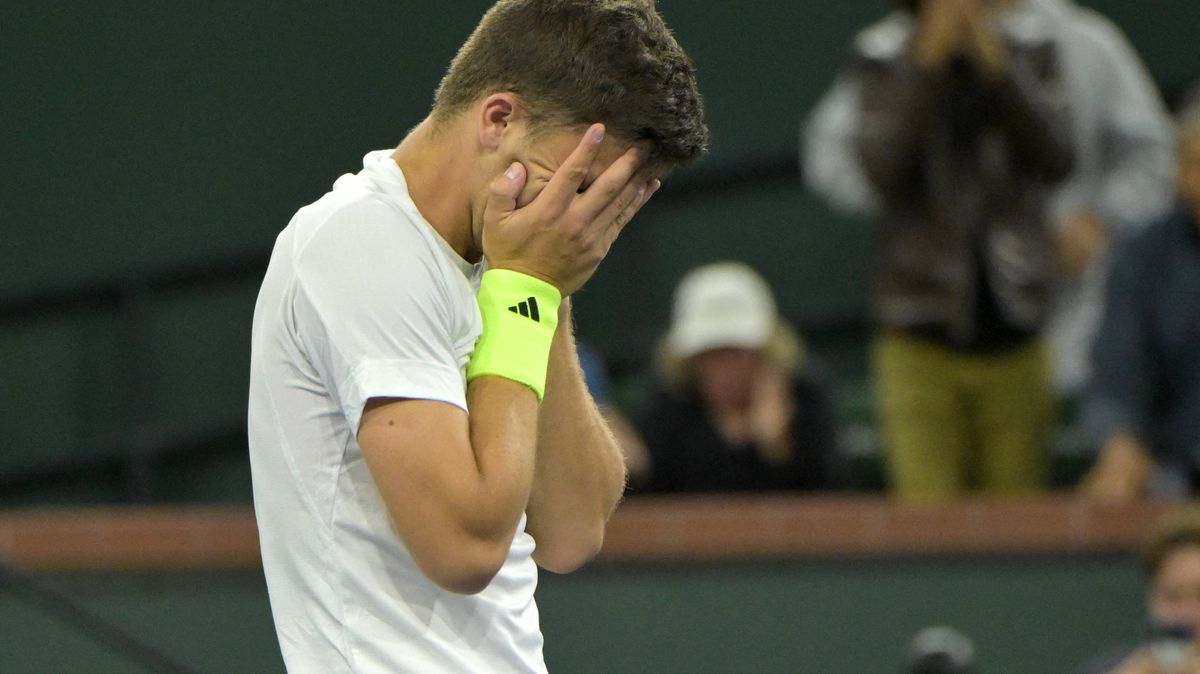 Děláš si srandu? Rozčilený Djokovič přestal hrát a vyplísnil sudího. Pak senzačně padl