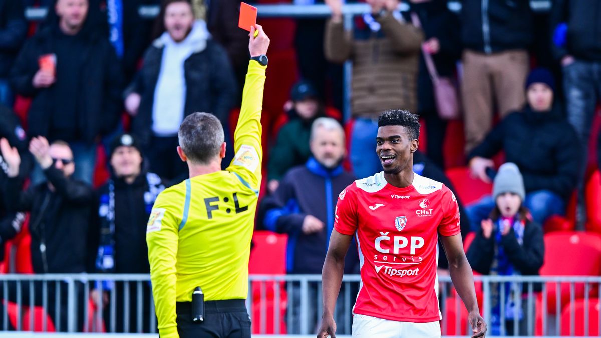 Dvě červené, Kováč na tribuně. Pardubice rozdýchávaly verdikty Szikszaye