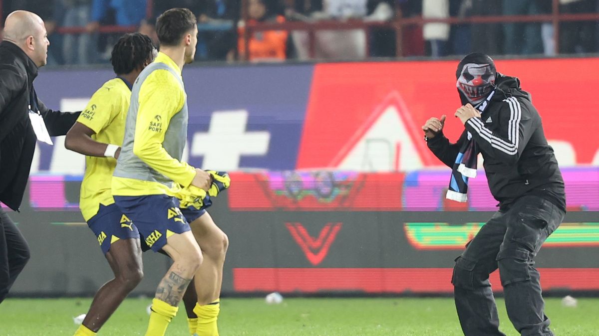 Šílenost v Turecku. Dav málem ubil fotbalisty, policie zatýkala, politici zuří