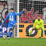 Eldar Šehič z Baníku Ostrava a brankář Slavie Ondřej Kolář.