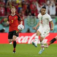 Achraf Hakimi nahrává spoluhráči v duelu proti Belgii.