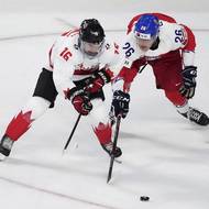 Kanadský útočník Connor Bedard (vlevo) v soubojí s českým hokejistou Martinem Ryšavým ve finále MS dvacítek.