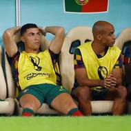 Portugalec Cristiano Ronaldo na lavičce náhradníků.
