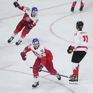 Český hokejový útočník Jakub Kos slaví gól ve finále MS dvacítek proti Kanadě.