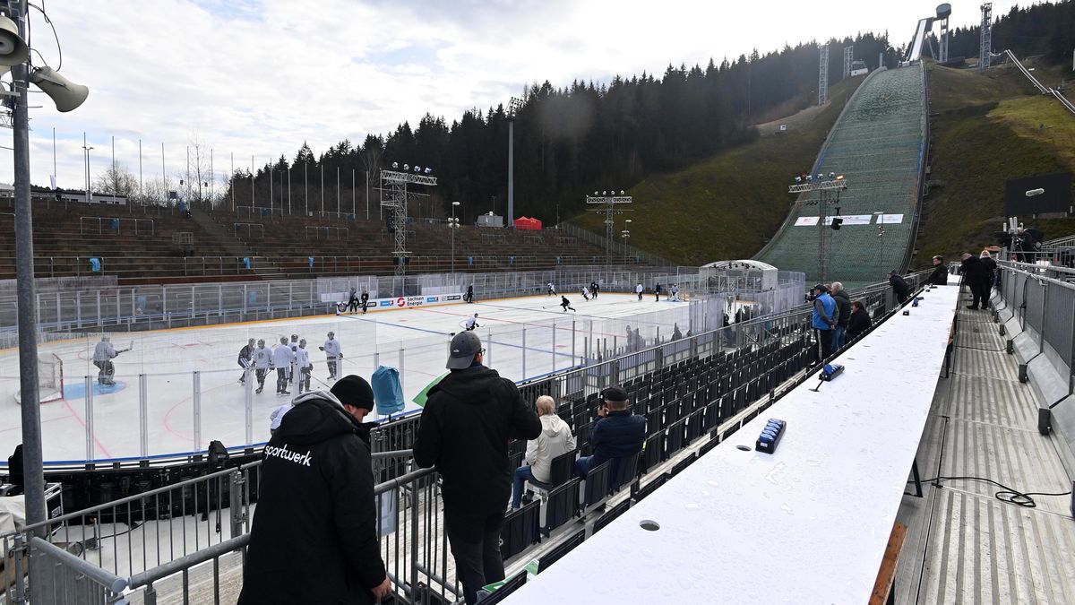 Svátek hokeje v Klingenthalu. Speciální derby pod můstkem bude snímat i dron