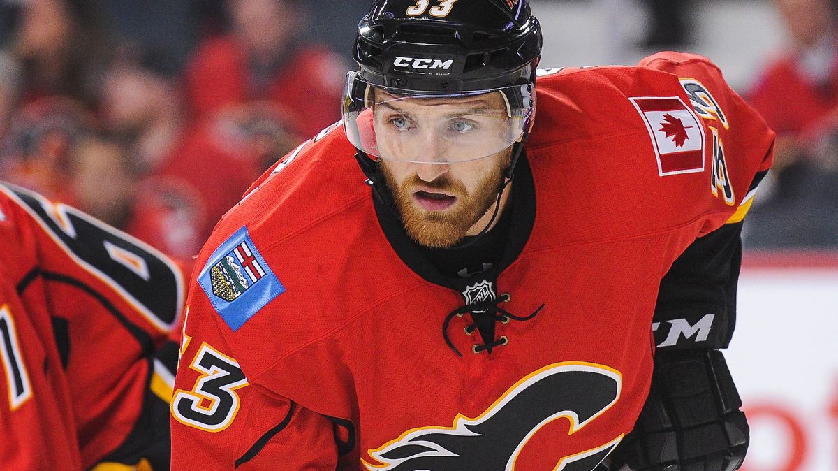 Ze své premiéry v NHL byl nadšený i cítil trapnost. Nakládal vzpomíná na zámoří a tamní tvrdý život