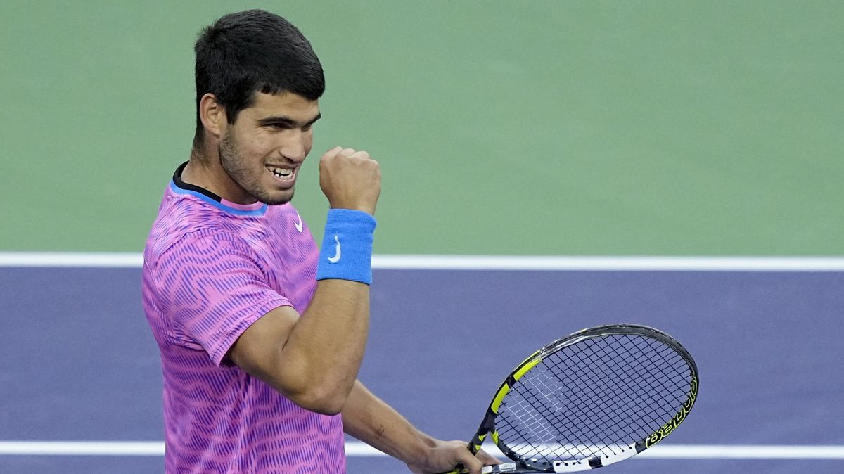 Alcaraz v Indian Wells zastavil Sinnera a zahraje si o titul s Medveděvem