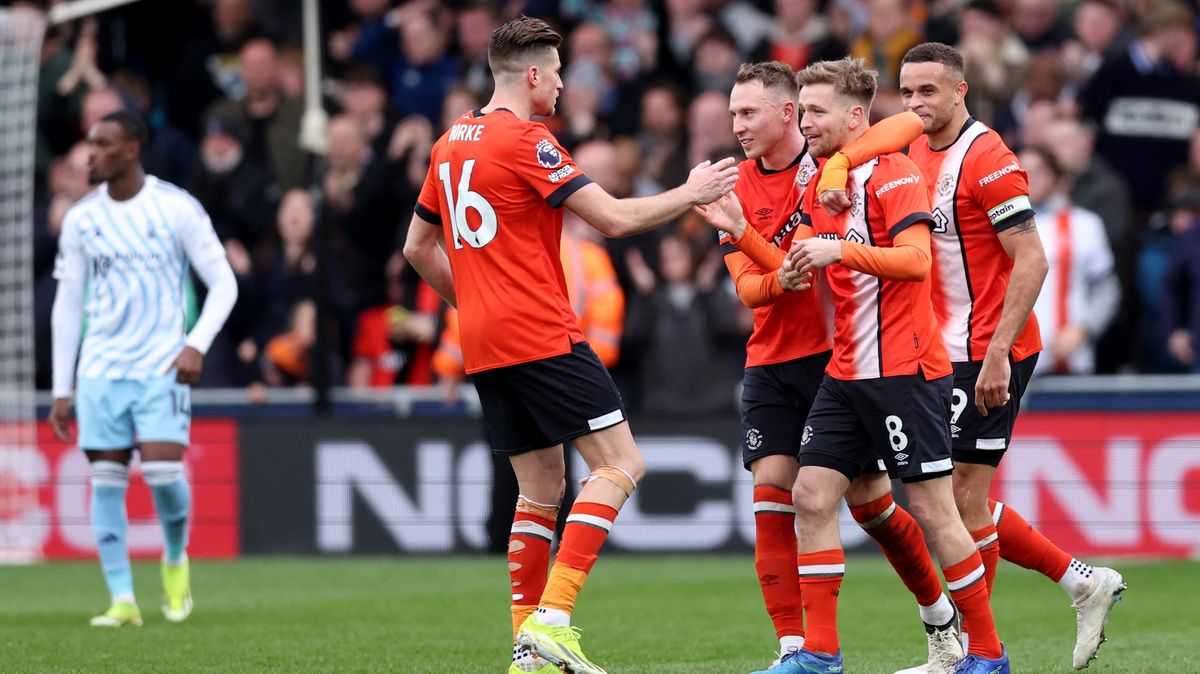 Sestupem ohrožený Luton remizoval s Nottinghamem, Burnley porazilo Brentford