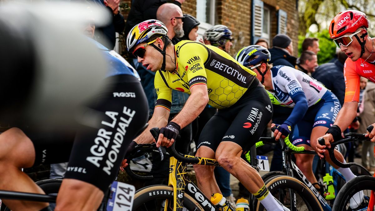 Hvězdný Van Aert měl hororový pád. V bolestech byl převezen do nemocnice