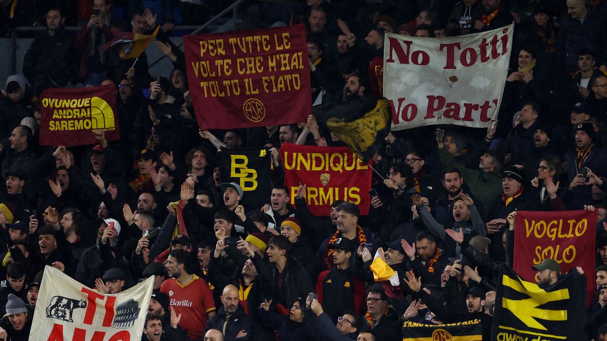 Škádlení fandů. Italové urazili královnu, Angličané reagují: Vaše legenda jí pizzu s ananasem!