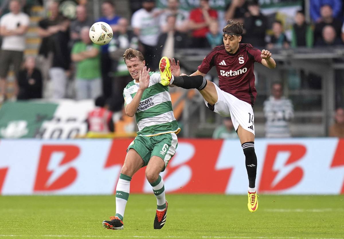 Daniel Cleary (vlevo) ze Shamrock Rovers a Veljko Birmančevič ze Sparty.