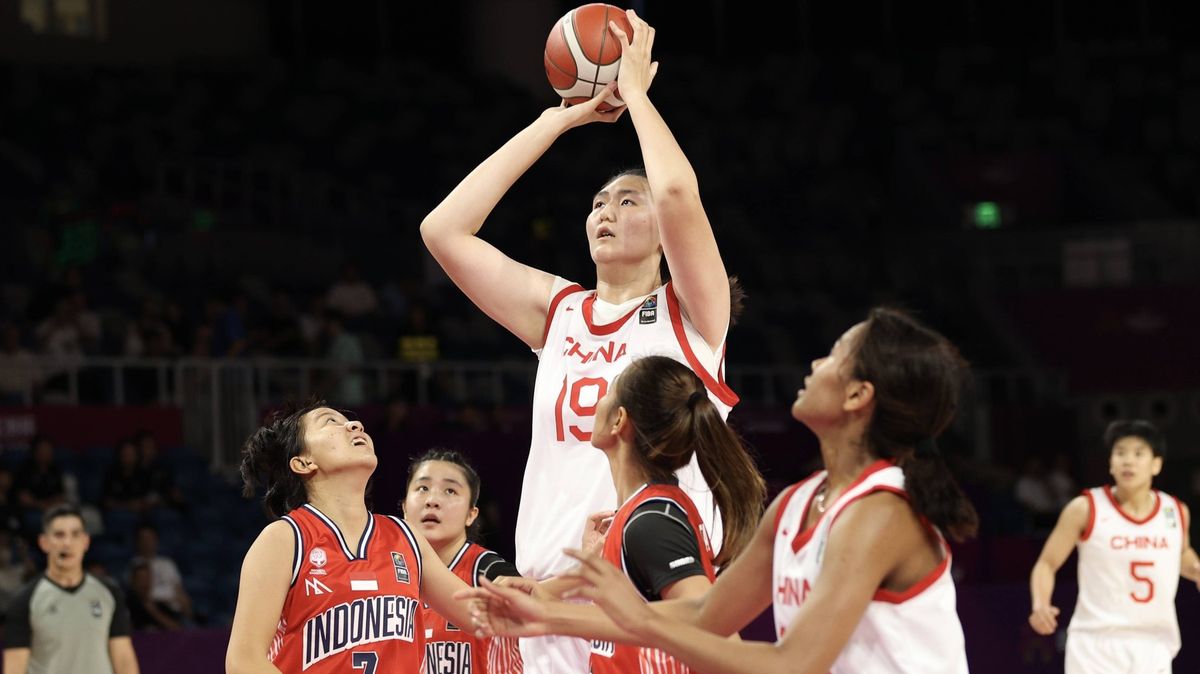 Nejvyšší basketbalistkou světa v sedmnácti. Čínská věž ani nemusí skákat