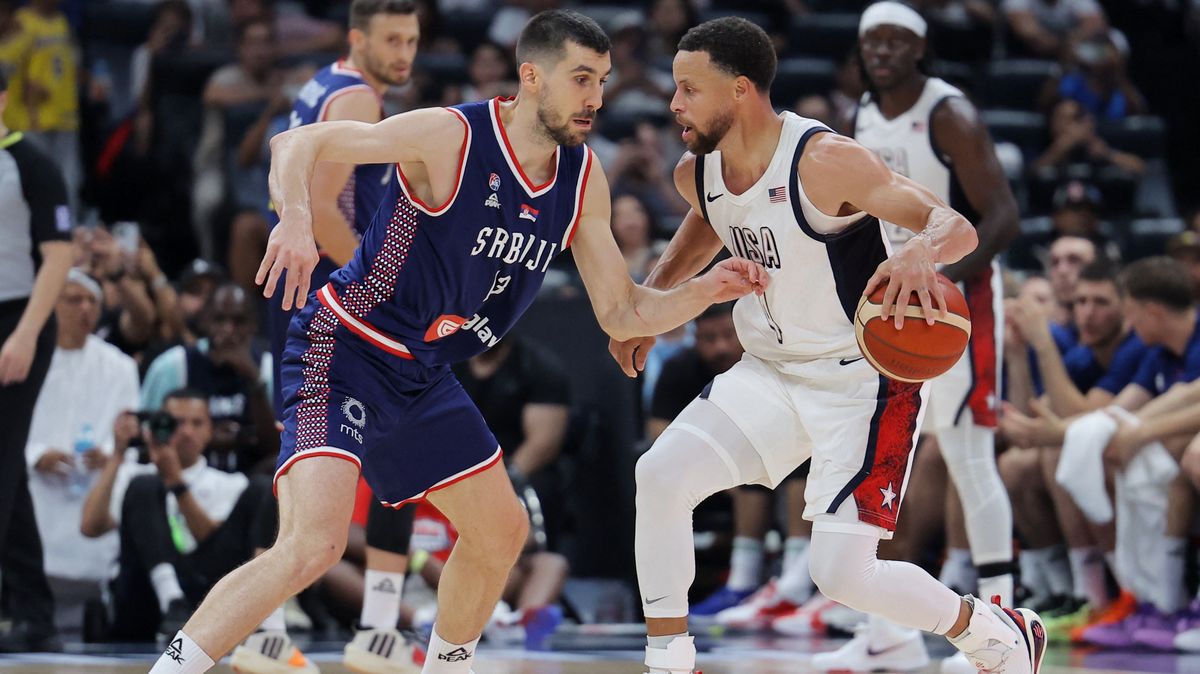 Curry dovedl šesti trojkami basketbalisty USA k výhře nad Srbskem