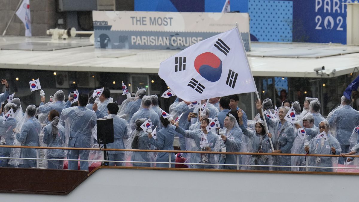 Trapas při zahájení. Pořadatelé OH se už omluvili Jižní Koreji za to, že ji označili za KLDR