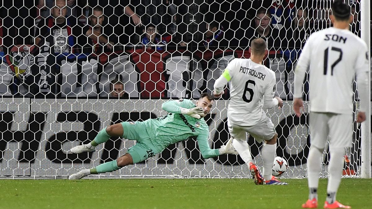 Řval na soupeře, házel rukama. Jedličkova hra před penaltou přinesla úspěch