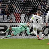 Brankář Plzně Martin Jedlička chytil penaltu.